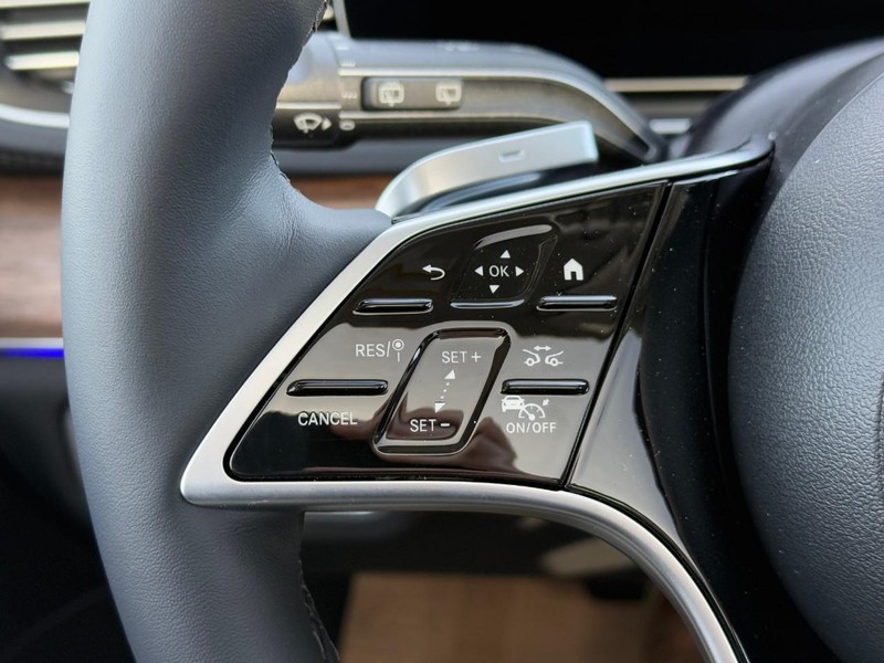 Mercedes-Benz GLS Vehicle Full-screen Gallery Image 18