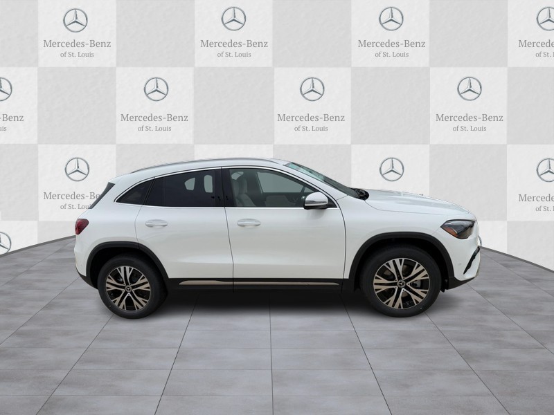 Mercedes-Benz GLA Vehicle Full-screen Gallery Image 2