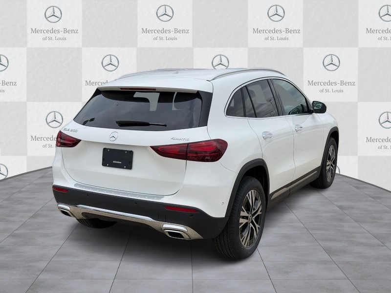 Mercedes-Benz GLA Vehicle Full-screen Gallery Image 3