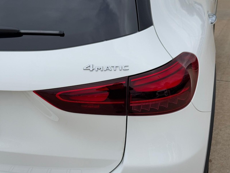 Mercedes-Benz GLA Vehicle Full-screen Gallery Image 4