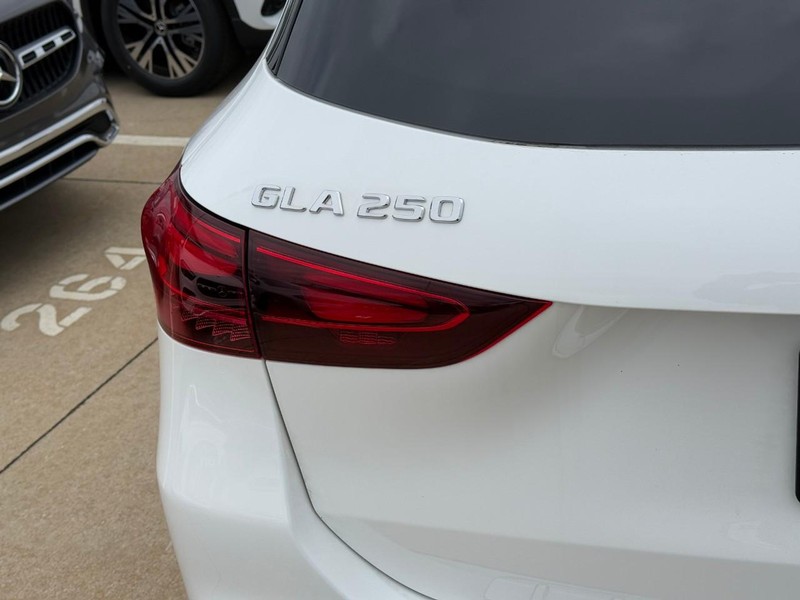 Mercedes-Benz GLA Vehicle Full-screen Gallery Image 5