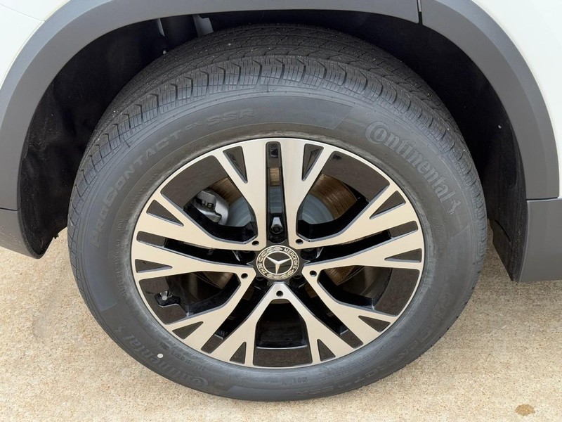 Mercedes-Benz GLA Vehicle Full-screen Gallery Image 6