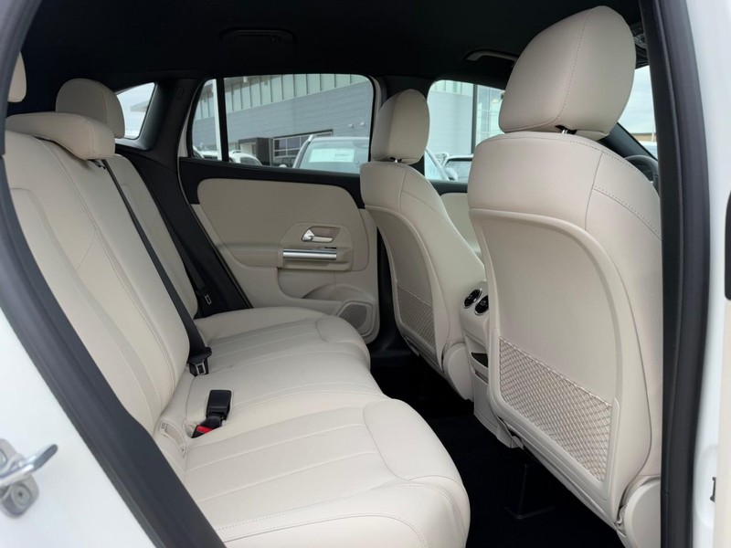 Mercedes-Benz GLA Vehicle Full-screen Gallery Image 7