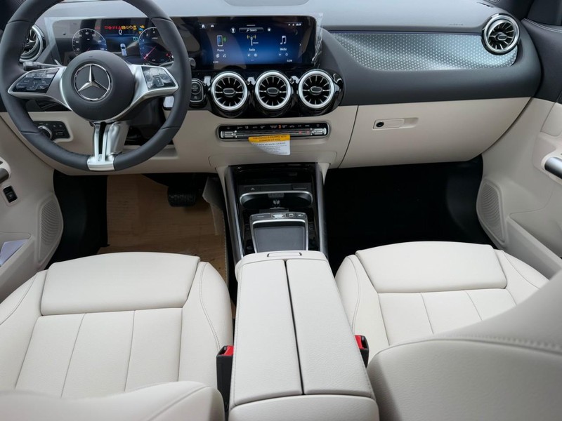 Mercedes-Benz GLA Vehicle Full-screen Gallery Image 8