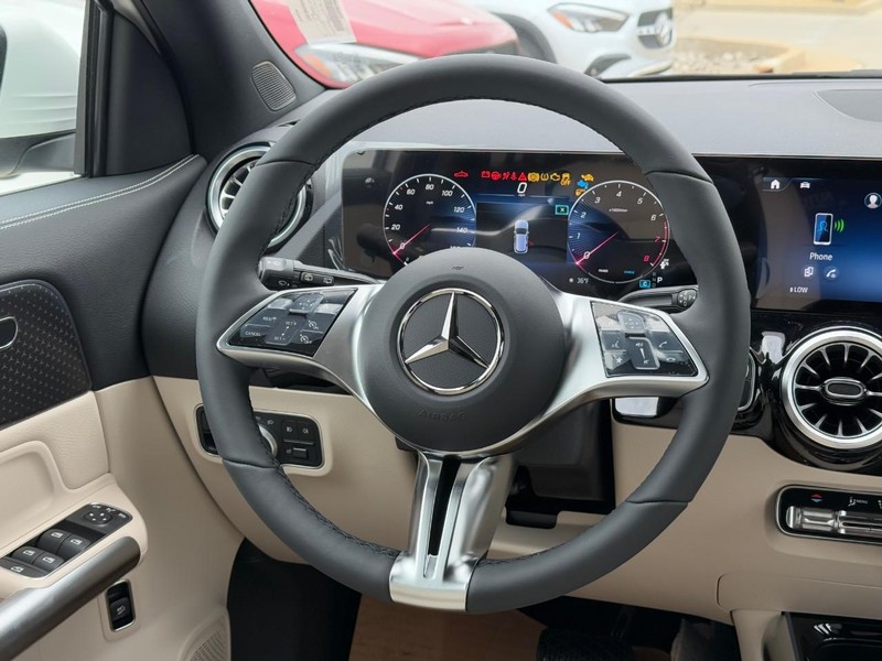 Mercedes-Benz GLA Vehicle Full-screen Gallery Image 9