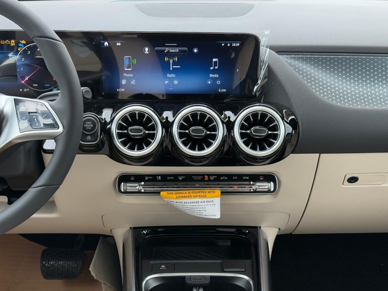 Mercedes-Benz GLA Vehicle Full-screen Gallery Image 10