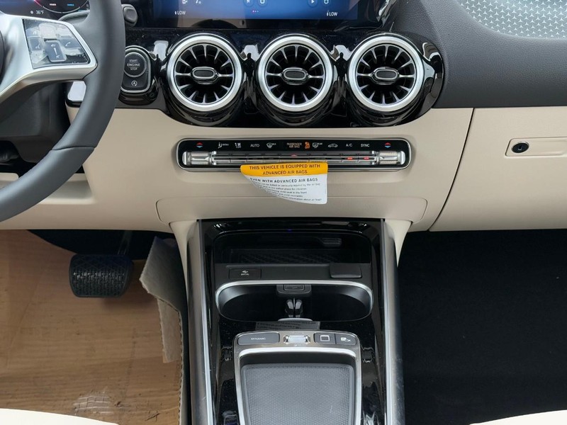 Mercedes-Benz GLA Vehicle Full-screen Gallery Image 11