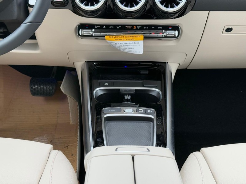 Mercedes-Benz GLA Vehicle Full-screen Gallery Image 12