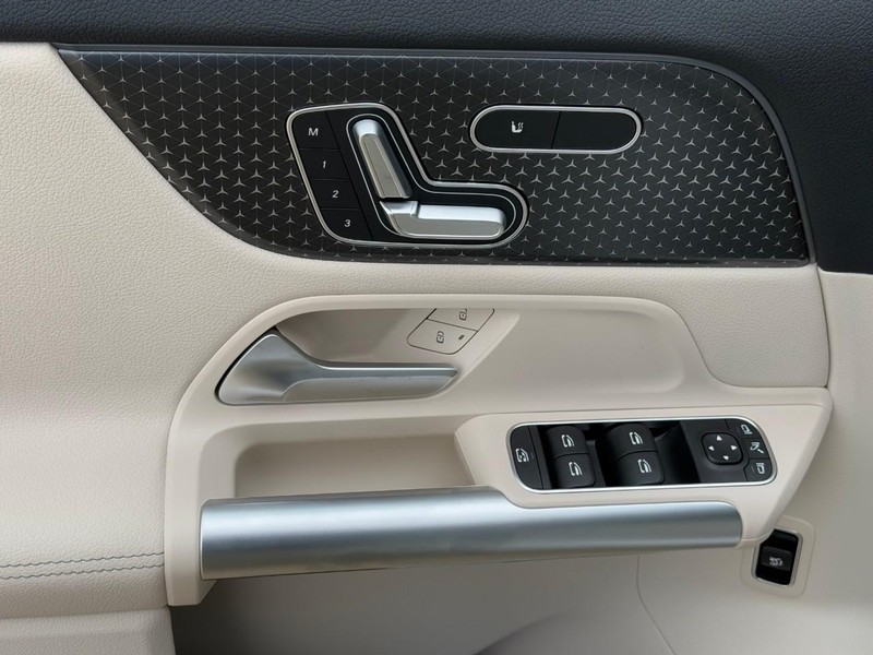 Mercedes-Benz GLA Vehicle Full-screen Gallery Image 13