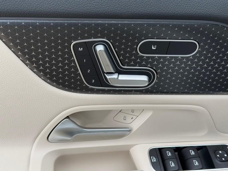 Mercedes-Benz GLA Vehicle Full-screen Gallery Image 14