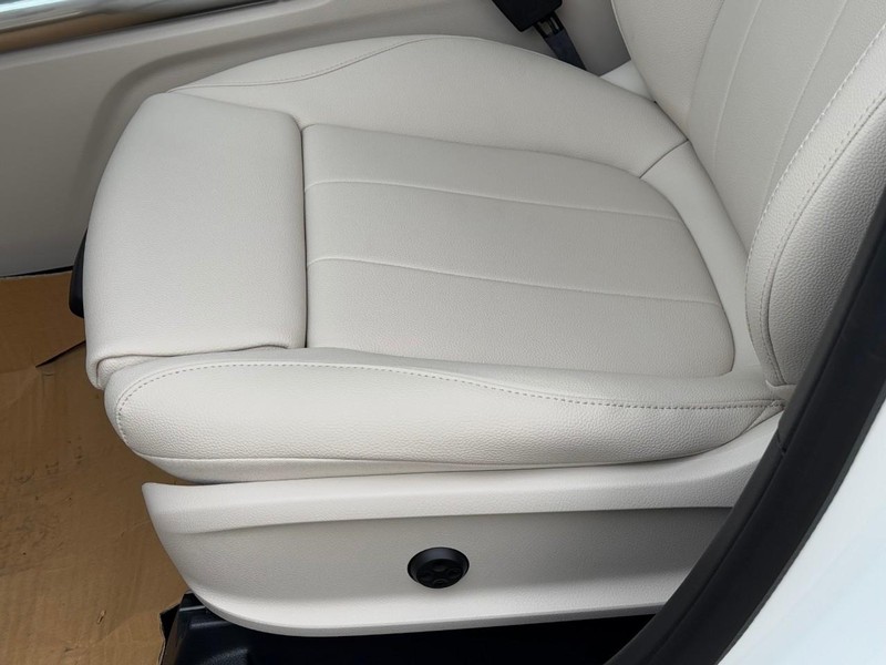 Mercedes-Benz GLA Vehicle Full-screen Gallery Image 15