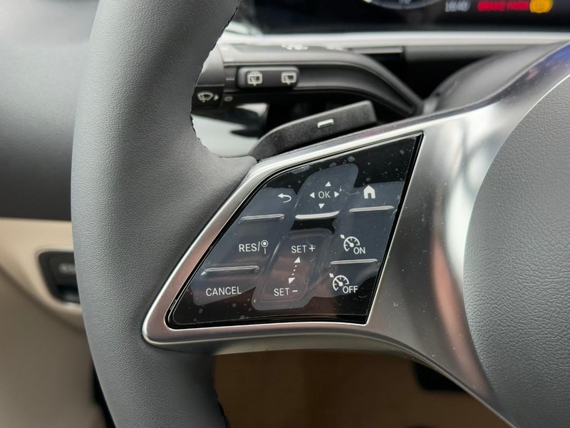 Mercedes-Benz GLA Vehicle Full-screen Gallery Image 16