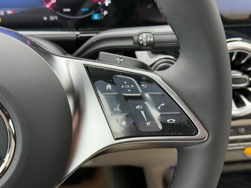 Mercedes-Benz GLA Vehicle Full-screen Gallery Image 17