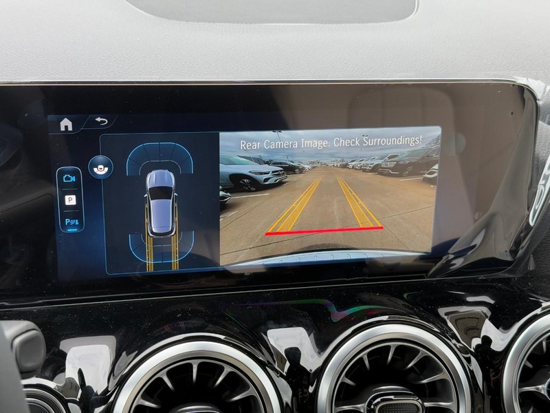 Mercedes-Benz GLA Vehicle Full-screen Gallery Image 18