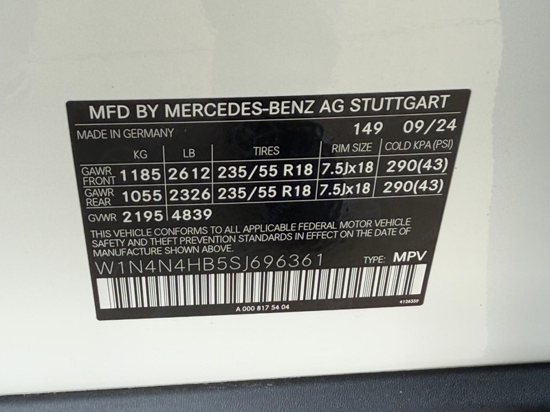 Mercedes-Benz GLA Vehicle Full-screen Gallery Image 19