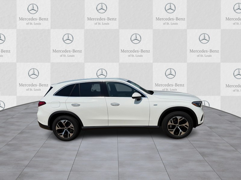 Mercedes-Benz GLC Vehicle Full-screen Gallery Image 2