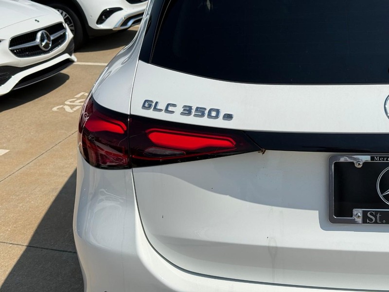 Mercedes-Benz GLC Vehicle Full-screen Gallery Image 4