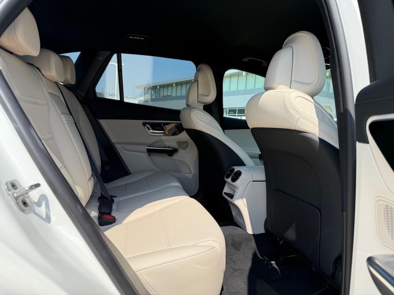 Mercedes-Benz GLC Vehicle Full-screen Gallery Image 5