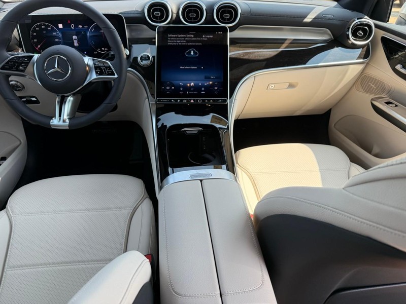 Mercedes-Benz GLC Vehicle Full-screen Gallery Image 6