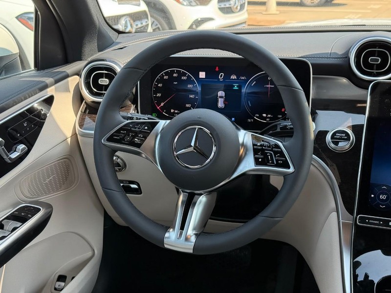 Mercedes-Benz GLC Vehicle Full-screen Gallery Image 7