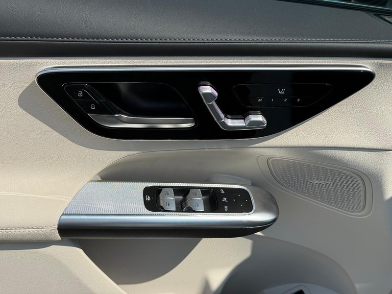 Mercedes-Benz GLC Vehicle Full-screen Gallery Image 10