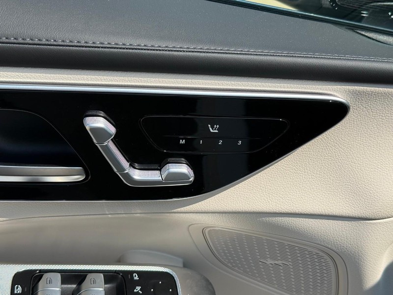 Mercedes-Benz GLC Vehicle Full-screen Gallery Image 11