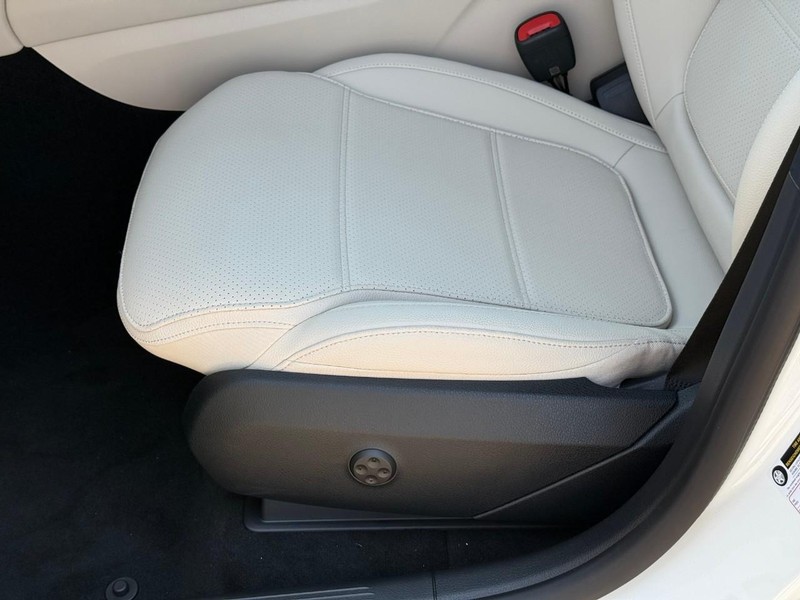 Mercedes-Benz GLC Vehicle Full-screen Gallery Image 12