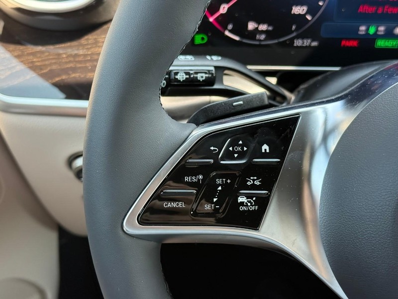 Mercedes-Benz GLC Vehicle Full-screen Gallery Image 13