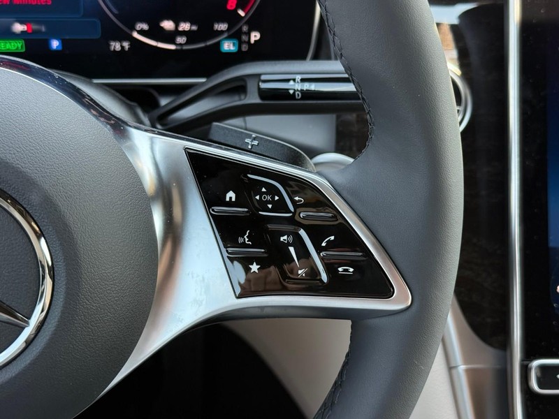 Mercedes-Benz GLC Vehicle Full-screen Gallery Image 14