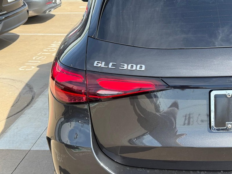 Mercedes-Benz GLC Vehicle Full-screen Gallery Image 4