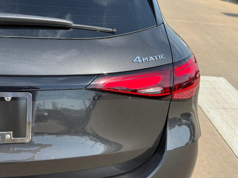 Mercedes-Benz GLC Vehicle Full-screen Gallery Image 5