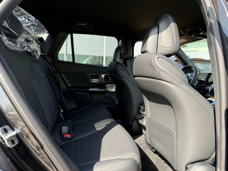 Mercedes-Benz GLC Vehicle Full-screen Gallery Image 7