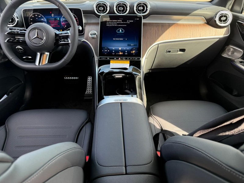 Mercedes-Benz GLC Vehicle Full-screen Gallery Image 8