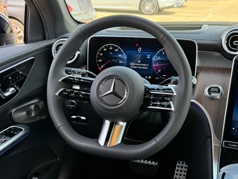 Mercedes-Benz GLC Vehicle Full-screen Gallery Image 9