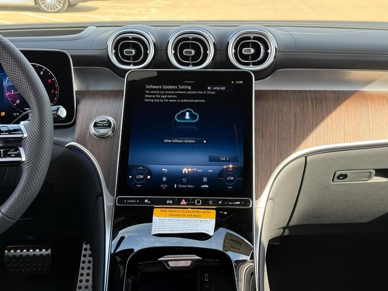 Mercedes-Benz GLC Vehicle Full-screen Gallery Image 10