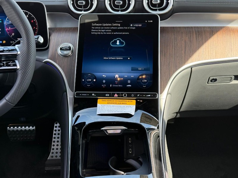 Mercedes-Benz GLC Vehicle Full-screen Gallery Image 11