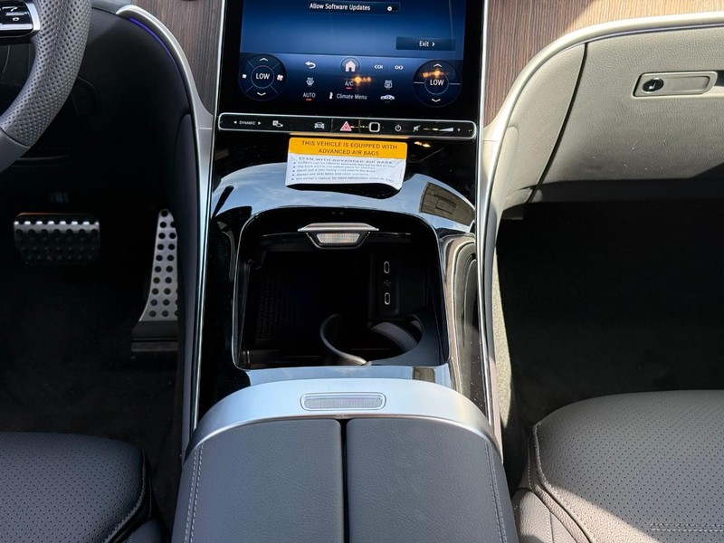 Mercedes-Benz GLC Vehicle Full-screen Gallery Image 12