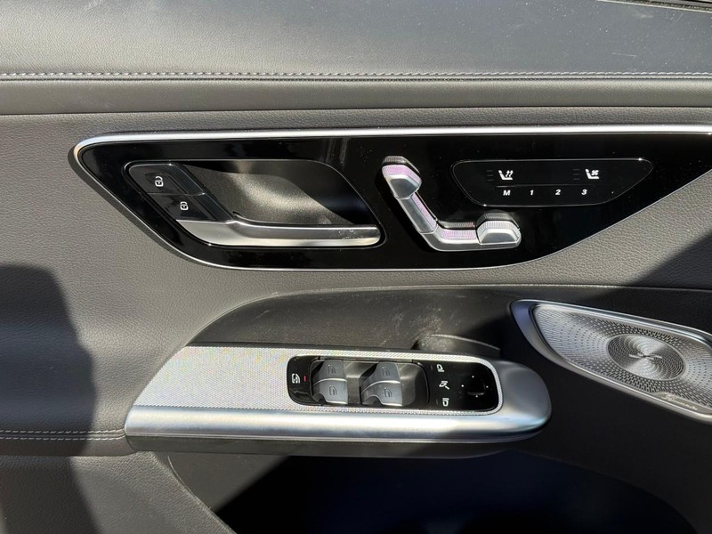 Mercedes-Benz GLC Vehicle Full-screen Gallery Image 13