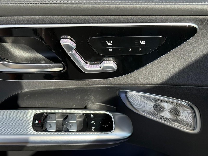 Mercedes-Benz GLC Vehicle Full-screen Gallery Image 14