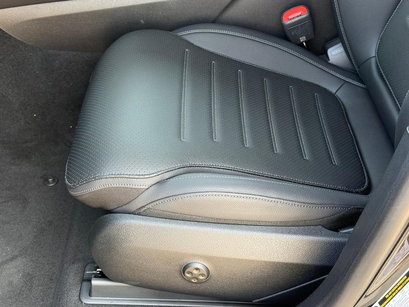 Mercedes-Benz GLC Vehicle Full-screen Gallery Image 15