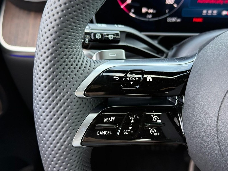 Mercedes-Benz GLC Vehicle Full-screen Gallery Image 16