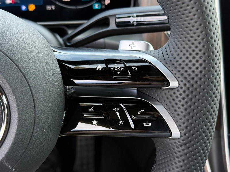 Mercedes-Benz GLC Vehicle Full-screen Gallery Image 17