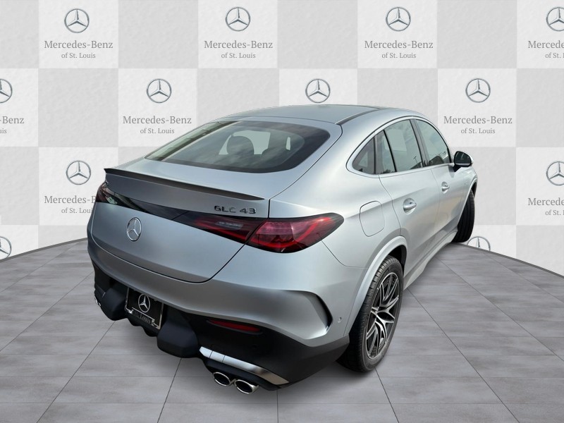 Mercedes-Benz GLC Vehicle Full-screen Gallery Image 3