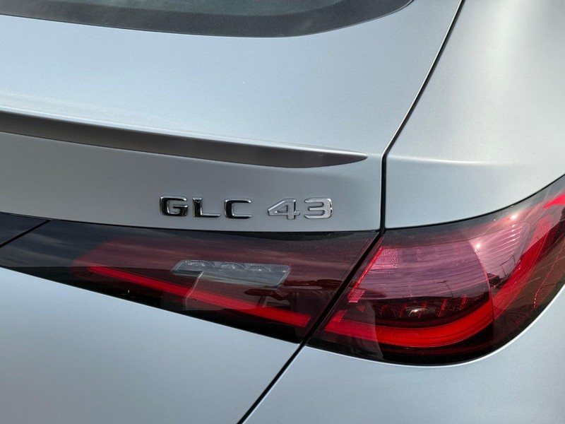 Mercedes-Benz GLC Vehicle Full-screen Gallery Image 4