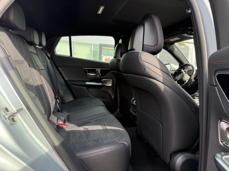 Mercedes-Benz GLC Vehicle Full-screen Gallery Image 5