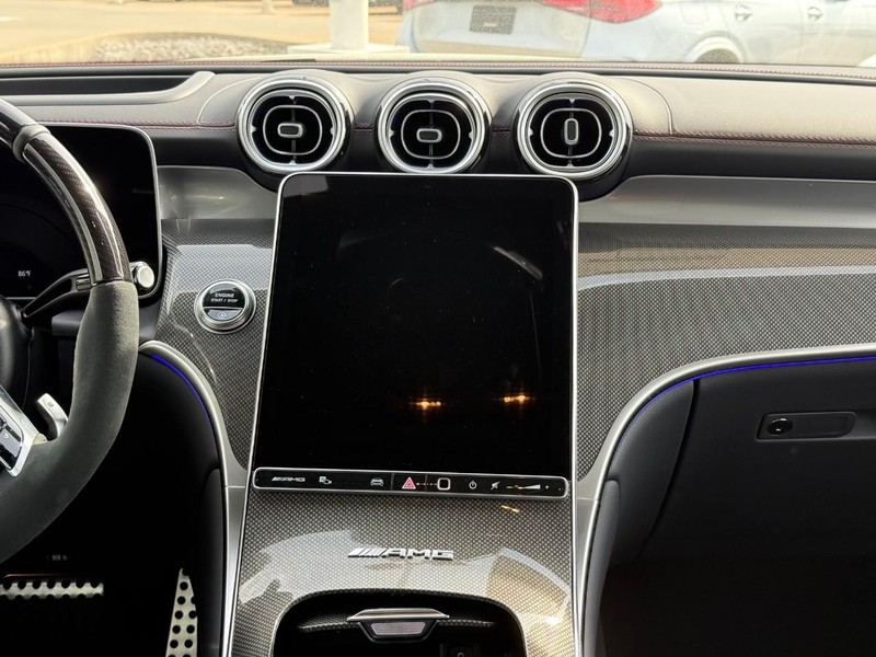 Mercedes-Benz GLC Vehicle Full-screen Gallery Image 8