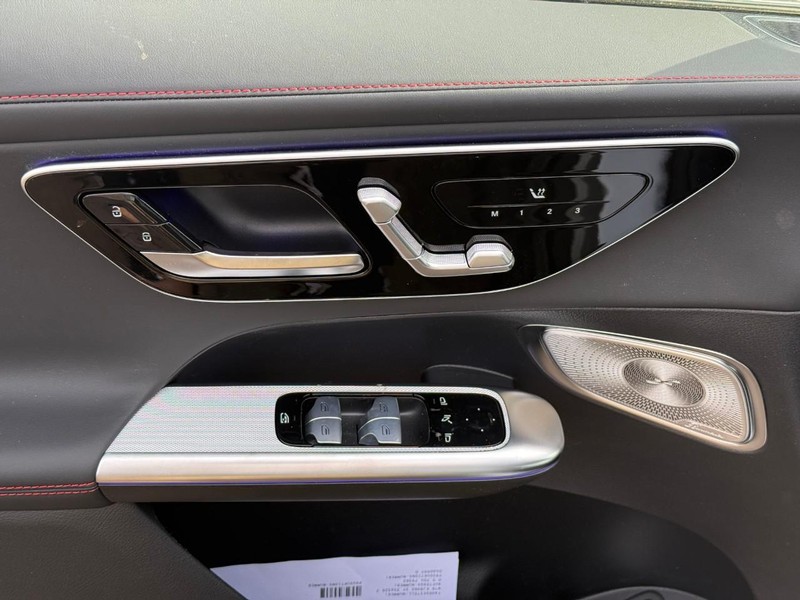 Mercedes-Benz GLC Vehicle Full-screen Gallery Image 11