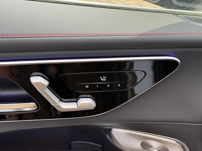 Mercedes-Benz GLC Vehicle Full-screen Gallery Image 12