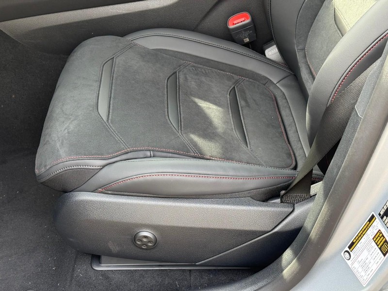 Mercedes-Benz GLC Vehicle Full-screen Gallery Image 13