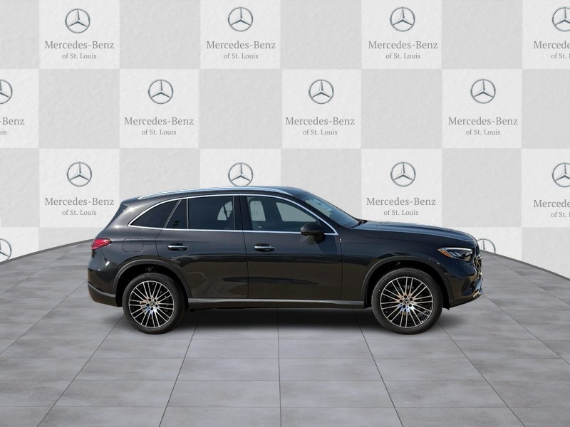 Mercedes-Benz GLC Vehicle Full-screen Gallery Image 2